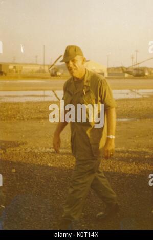 La marche à l'extérieur par soldat zone ouverte de camp, trois de l'équipe, Vietnam, 1964. Banque D'Images