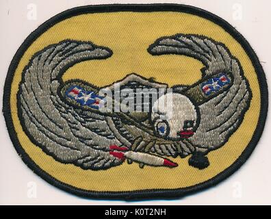 United States Air Force aviator patch, à partir de l'ère de la guerre du Vietnam, montrant un aigle tenant un missile avec l'United States Air Force insigne sur ses ailes, 1964. Banque D'Images