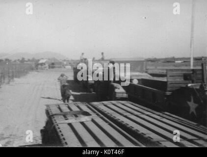 Une photographie de plusieurs United States M35 camions militaires stationnés au bord d'une route, les matériaux de construction sont visibles dans le camion ouvert, plusieurs soldats peut être vu sur l'arrière du dernier camion dans la ligne, Vietnam, 1967. Banque D'Images