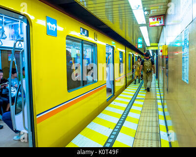 Tokyo, Japon - Jan 2, 2016. Les gens assis dans un train Yamanote à Tokyo, Japon. Le système ferroviaire au Japon a une grande réputation pour la ponctualité et la sécurité Banque D'Images