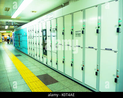 Tokyo, Japon - Jan 2, 2016. Close up d'un casier et des personnes non identifiées, autour de de train Yamanote à Tokyo, Japon. Le système ferroviaire au Japon a une grande réputation pour la ponctualité et la sécurité Banque D'Images
