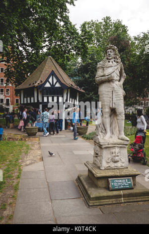 Soho Square avec le Tudor cottage et la statue de Charles II. Londres 2017. Le format Portrait. Banque D'Images