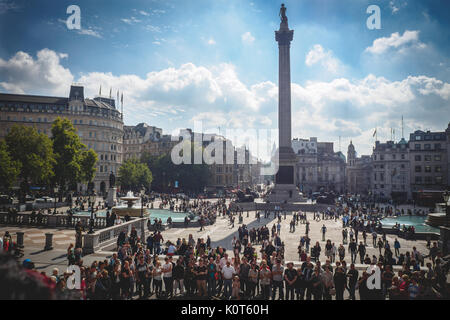 Vue de Trafalgar Square à partir de l'entrée de la National Gallery à Londres (UK). Juillet 2017. Le format paysage. Banque D'Images