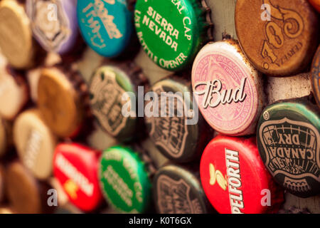 Vintage bouchons sur mur dans un pub de Shoreditch. Londres, 2017. Le format paysage. Banque D'Images