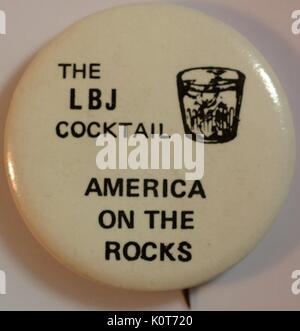 Un axe politique qui se compose d'un fond blanc noir avec une illustration d'un verre Tumbler avec de la glace en elle, dispose le texte "Le cocktail LBJ" et "America on the rocks', il a été créé pour montrer l'opposition à l'époque Président Lyndon B Johnson cherchant réélection, 1970. Banque D'Images