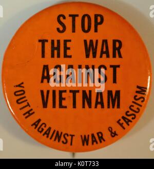 Une protestation contre la guerre du Vietnam que l'axe a un fond orange et contient le texte 'Stop à la guerre contre le Vietnam', l'axe comprend également le texte qui se lit "La Jeunesse Contre la guerre et le fascisme", 1968. Banque D'Images