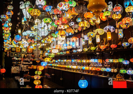 Lanternes en verre coloré dans le marché de Camden. Londres, 2016. Le format paysage. Banque D'Images