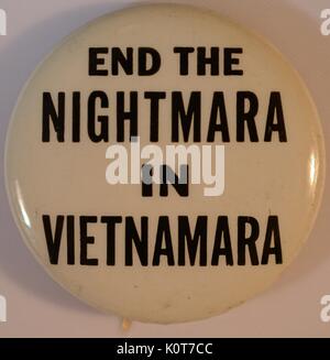 Une protestation contre la guerre du Vietnam qui lit l'axe 'Fin le Vietnamara Nightmara dans', le libellé utilisé références puis secrétaire d'État Robert Macnamara en raison de son rôle dans l'escalade de l'action militaire des États-Unis au Vietnam, 1968. Banque D'Images
