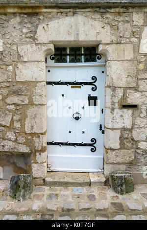 Une entrée d'une structure médiévale a été modifié pour accueillir une porte à la main à Provins, France. Banque D'Images
