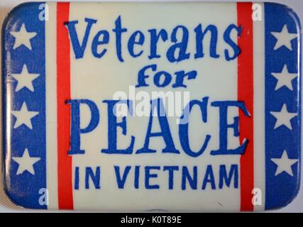 Une protestation contre la guerre du Vietnam que l'axe contient le texte 'anciens combattants pour la paix au Vietnam', l'arrière-plan est composé des couleurs rouge, blanc et bleu avec étoiles blanches, 1968. Banque D'Images