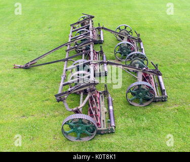 Vintage tracteur tondeuse à gazon vert lames hamilton crescent cricket ground Glasgow, Ecosse emplacement football historique Banque D'Images