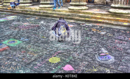 Creative glasgow Museum of Modern art craie de couleur couleur art project sur le trottoir d'asphalte de la rue graffiti griffonnage enfants adultes Banque D'Images