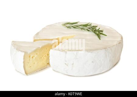 Fromage Brie au romarin et couper en tranches isolé sur fond blanc Banque D'Images