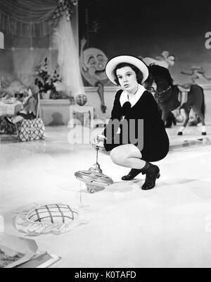 JUDY GARLAND TOUT LE MONDE chante (1938) Banque D'Images