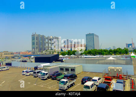 TOKYO, JAPON - 28 juin 2017 : le Fuji TV Building futuriste dans une belle journée ensoleillée avec un ciel bleu, avec quelques voitures garées à Odaiba, Tokyo Banque D'Images