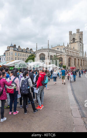 La place du marché, à l'égard grand l'église de la Vierge Marie, Saint Mary's Street, Cambridge, Angleterre. Banque D'Images