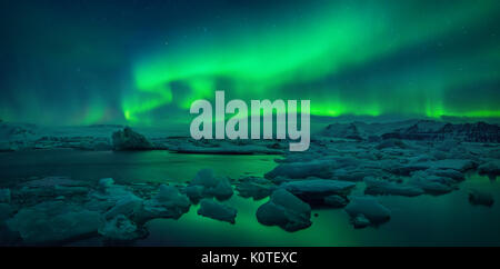 Aurore boréale au-dessus du glacier Jökulsárlón lagoon, Iceland Banque D'Images