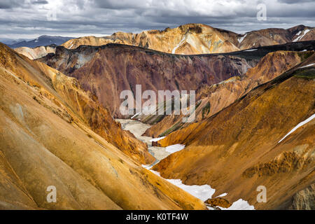 La vallée pittoresque dans les montagnes de rhyolite près de Landmannalaugar, Islande Banque D'Images