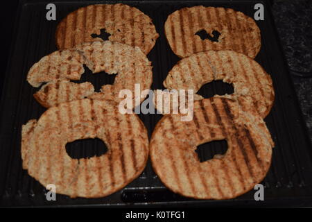 Bagels grillage sur un grill Banque D'Images