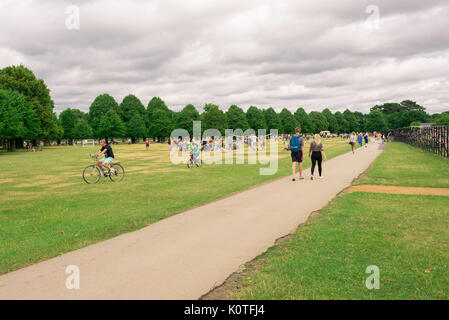 Richmond, London, UK - Juillet 2017 : Les gens qui marchent le long d'un chemin et profiter de l'été en plein air, Bushy Park Richmond, Londres. Banque D'Images