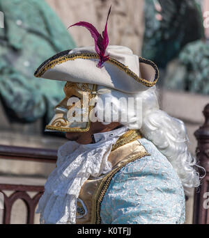 Venise,Italie,le 26 février 2011 : l'image de profil d'un homme traditionnellement le carnaval vénitien déguisé pendant jours. Banque D'Images