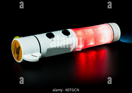 Marteau de secours de la sécurité automobile bris de l'équipement de sauvetage, torche d'urgence isolé sur fond noir avec copie espace Banque D'Images