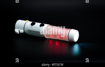 Marteau de secours de la sécurité automobile bris de l'équipement de sauvetage, torche d'urgence isolé sur fond noir avec copie espace Banque D'Images