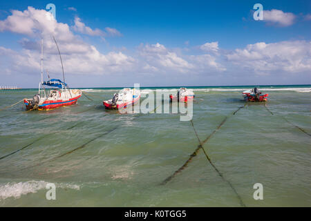 Bateaux de pêche mexicains à Playa del Carmen Banque D'Images