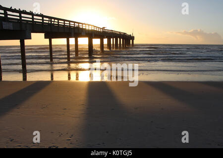 Lever du soleil à St Augustine Pier Banque D'Images