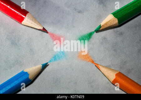 Crayon de couleur sur fond d'effet de l'art de pulvérisation Banque D'Images