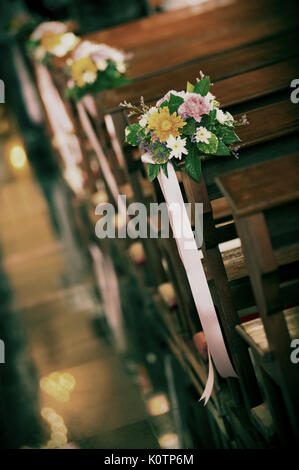 Belle fleur mariage l'allée à l'église, de style vintage Banque D'Images