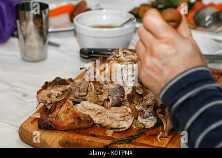 Coupe homme poulet cuit sur un bord à l'dinnertable Banque D'Images