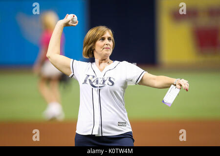 23 août 2017 - Saint Petersburg, Floride, États-Unis - sera VRAGOVIC | fois.Sénatrice Kathy Castor lance la première balle de cérémonie du jeu entre les Blue Jays de Toronto et les Rays de Tampa Bay au Tropicana Field à Saint-Pétersbourg, en Floride, le mercredi, 23 août, 2017. (Crédit Image : © Vous Vragovic/Tampa Bay Times via Zuma sur le fil) Banque D'Images