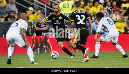 Columbus, États-Unis. Août 22, 2017. Columbus Crew SC Avant Justin Meram (9) s'occupe de la balle contre le la galaxie dans leur match à Mapfre Stadium. Columbus, Ohio, USA. Credit : Brent Clark/Alamy Live News Banque D'Images
