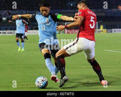 23 août 2017, Kawasaki, Japon - Japan's Kawaski Frontale Yu Kobayashi (L) et au Japon, Urawa Red Diamonds Tomoaki Makino lutte la balle sur un quart de finale de la Ligue des Champions de l'AFC au Todoroki stadium dans la banlieue de Tokyo, Kawasaki le mercredi, Août 23, 2017. Kawasaki a défait 3-1 Urawa dans le premier jeu de jambe. (Photo par Yoshio Tsunoda/AFLO) LwX -CDA -- Banque D'Images