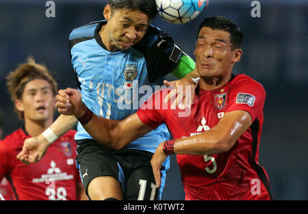 23 août 2017, Kawasaki, Japon - Japan's Kawaski Frontale Yu Kobayashi (L) et au Japon, Urawa Red Diamonds Tomoaki Makino lutte la balle sur un quart de finale de la Ligue des Champions de l'AFC au Todoroki stadium dans la banlieue de Tokyo, Kawasaki le mercredi, Août 23, 2017. Kawasaki a défait 3-1 Urawa dans le premier jeu de jambe. (Photo par Yoshio Tsunoda/AFLO) LwX -CDA -- Banque D'Images