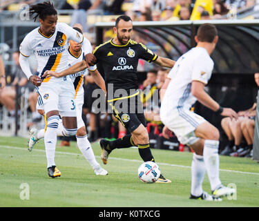Columbus, États-Unis. Août 22, 2017. Columbus Crew SC Avant Justin Meram (9) s'occupe de la balle contre le la galaxie dans leur match à Mapfre Stadium. Columbus, Ohio, USA. Credit : Brent Clark/Alamy Live News Banque D'Images