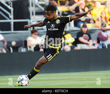 Columbus, États-Unis. Août 22, 2017. Columbus Crew SC avant llo Kamara (11) prend un coup contre la la galaxie dans leur match à Mapfre Stadium. Columbus, Ohio, USA. Credit : Brent Clark/Alamy Live News Banque D'Images