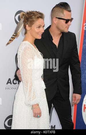 Nashville, Tennessee, États-Unis - 23 août 2017. Clare Bowen, Brandon Robert Young. 11e Conférence annuelle ACM au Ryman Auditorium. Crédit photo : Dara-Michelle Farr/AdMedia (crédit Image : © Dara-Michelle Farr/AdMedia via Zuma sur le fil) Banque D'Images