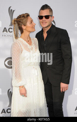 Nashville, Tennessee, États-Unis - 23 août 2017. Clare Bowen, Brandon Robert Young. 11e Conférence annuelle ACM au Ryman Auditorium. Crédit photo : Dara-Michelle Farr/AdMedia (crédit Image : © Dara-Michelle Farr/AdMedia via Zuma sur le fil) Banque D'Images