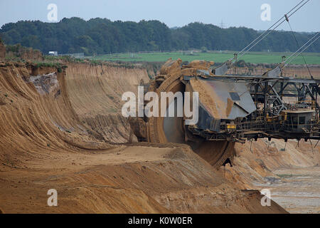 Une pelle de charbon brun photographié à la surface de la mine Garzweiler près de Erkelenz, Allemagne, 24 août 2017. Pas de manifestations ont été signalés pour le moment au début de la journée de protestation des opposants par le charbon brun. Photo : Oliver Berg/dpa Banque D'Images