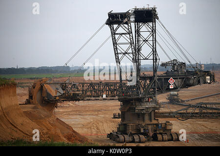 Une pelle de charbon brun photographié à la surface de la mine Garzweiler près de Erkelenz, Allemagne, 24 août 2017. Pas de manifestations ont été signalés pour le moment au début de la journée de protestation des opposants par le charbon brun. Photo : Oliver Berg/dpa Banque D'Images