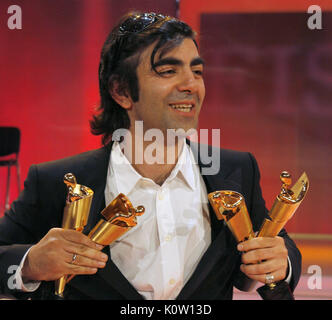 Fatih Akin directeur pose avec son 'Lola' prix lors de la 58e remise des Prix Film allemand à Berlin, Allemagne, 25 avril 2008. Akin a été honoré pour son film "Auf der anderen Seite" (de l'autre côté'/'le bord du ciel") dans les catégories "Meilleur Sreenplay", "Meilleur Film", "Meilleure réalisation" et "Meilleur Cut'. Le film allemand Awards compté 15 catégories. Photo : Tim Brakemeier | conditions dans le monde entier Banque D'Images