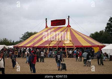 Marche à travers les militants du camp climat près de Erkelenz, Allemagne, 24 août 2017. Pas de manifestations ont été signalés pour le moment au début de la journée de protestation des opposants par le charbon brun. Photo : Oliver Berg/dpa Banque D'Images