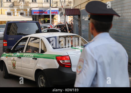 Moscou, Russie. 23 août, 2017. La FSIN voiture avec le directeur de théâtre et réalisateur Kirill Serebrennikov après une audience dans son cas au tribunal de district de Basmanny de Moscou. Le 22 août 2017, Serebrennikov a été arrêté sur des accusations de fraude ; il est accusé d'avoir détourné 68 millions de roubles (1,1 millions) de financement de l'état allouées pour l'Platforma theatre project entre 2011 et 2014. Cour a mis en résidence surveillée jusqu'à Serebrennikov Octobre 19, 2017. Credit : Victor/Vytolskiy Alamy Live News Banque D'Images