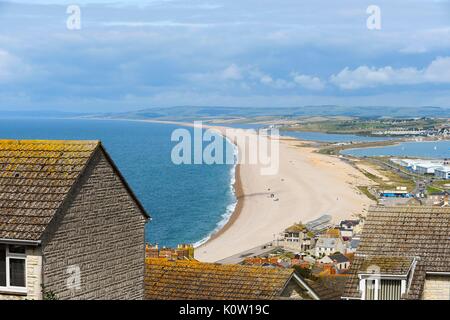 Fortuneswell, Portland, Dorset, UK. Août 24, 2017. Météo britannique. Vue de Weares Fermer à Fortuneswell le long de la célèbre plage de Chesil qui relie l'Île de Portland pour le continent à Wyke Regis dans Dorset sur une chaude journée ensoleillée. La plage est à 17 milles de long et et va de l'anse de Chesil à West Bay. Crédit photo : Graham Hunt/Alamy Live News Banque D'Images