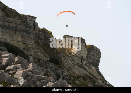 Fortuneswell, Portland, Dorset, UK. Août 24, 2017. Météo britannique. Un parapente motorisé vole le long de l'effondrement des falaises de Weares Ouest sur l'Île de Portland, dans le Dorset sur une chaude journée ensoleillée. Crédit photo : Graham Hunt/Alamy Live News Banque D'Images