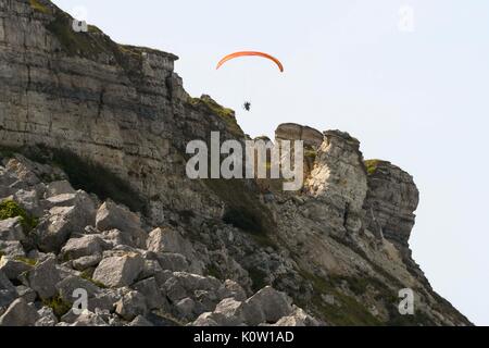 Fortuneswell, Portland, Dorset, UK. Août 24, 2017. Météo britannique. Un parapente motorisé vole le long de l'effondrement des falaises de Weares Ouest sur l'Île de Portland, dans le Dorset sur une chaude journée ensoleillée. Crédit photo : Graham Hunt/Alamy Live News Banque D'Images