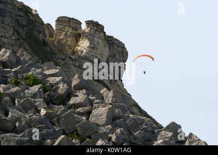 Fortuneswell, Portland, Dorset, UK. Août 24, 2017. Météo britannique. Un parapente motorisé vole le long de l'effondrement des falaises de Weares Ouest sur l'Île de Portland, dans le Dorset sur une chaude journée ensoleillée. Crédit photo : Graham Hunt/Alamy Live News Banque D'Images