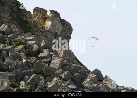 Fortuneswell, Portland, Dorset, UK. Août 24, 2017. Météo britannique. Un parapente motorisé vole le long de l'effondrement des falaises de Weares Ouest sur l'Île de Portland, dans le Dorset sur une chaude journée ensoleillée. Crédit photo : Graham Hunt/Alamy Live News Banque D'Images